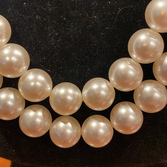 Beautiful White Flapper Style FauxPearl Necklace. Beautiful ColorLucite andHeavy - Picture 5 of 5